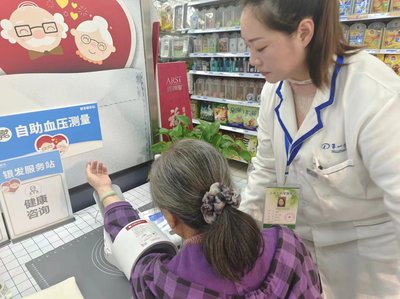為老年人提供免費健康檢測服務。勞動報記者陸燕婷 攝影
